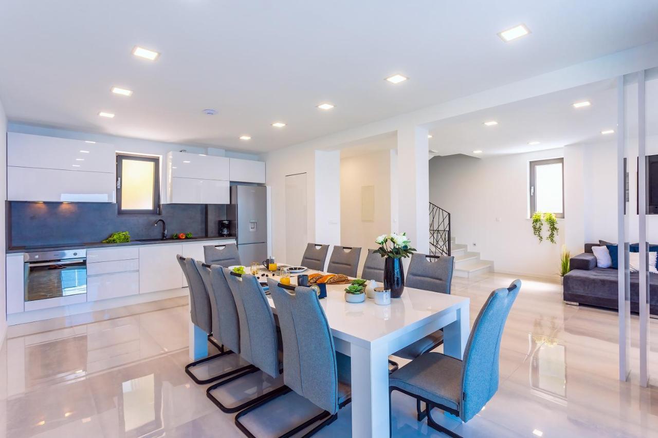 אומיס Villa Belvedere With Heated Pool, Billiards, Media Room, Sea Views,10 Pax מראה חיצוני תמונה