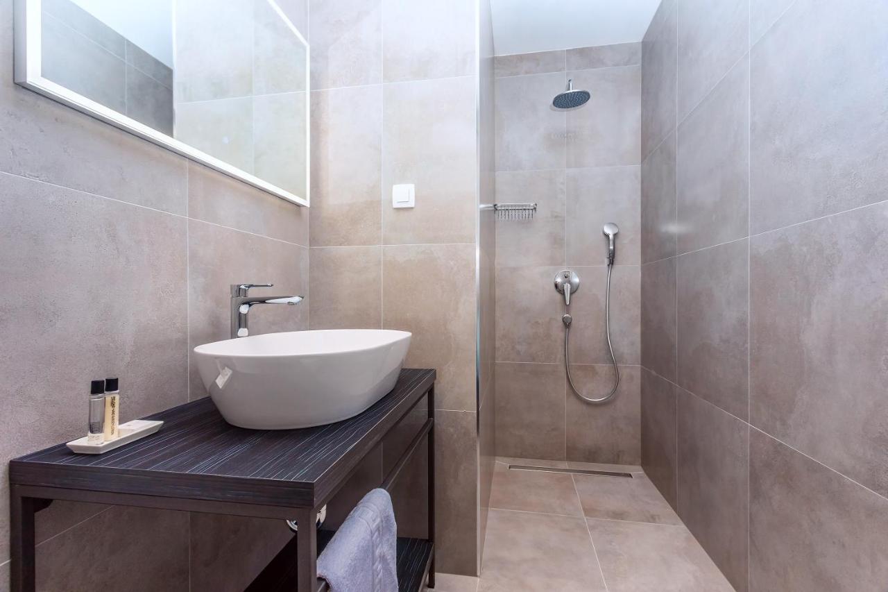 אומיס Villa Belvedere With Heated Pool, Billiards, Media Room, Sea Views,10 Pax מראה חיצוני תמונה