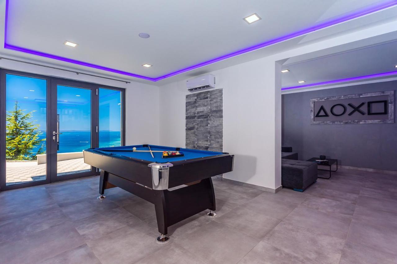 אומיס Villa Belvedere With Heated Pool, Billiards, Media Room, Sea Views,10 Pax מראה חיצוני תמונה