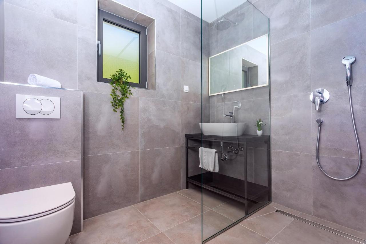 אומיס Villa Belvedere With Heated Pool, Billiards, Media Room, Sea Views,10 Pax מראה חיצוני תמונה