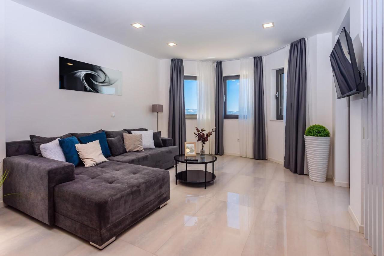 אומיס Villa Belvedere With Heated Pool, Billiards, Media Room, Sea Views,10 Pax מראה חיצוני תמונה