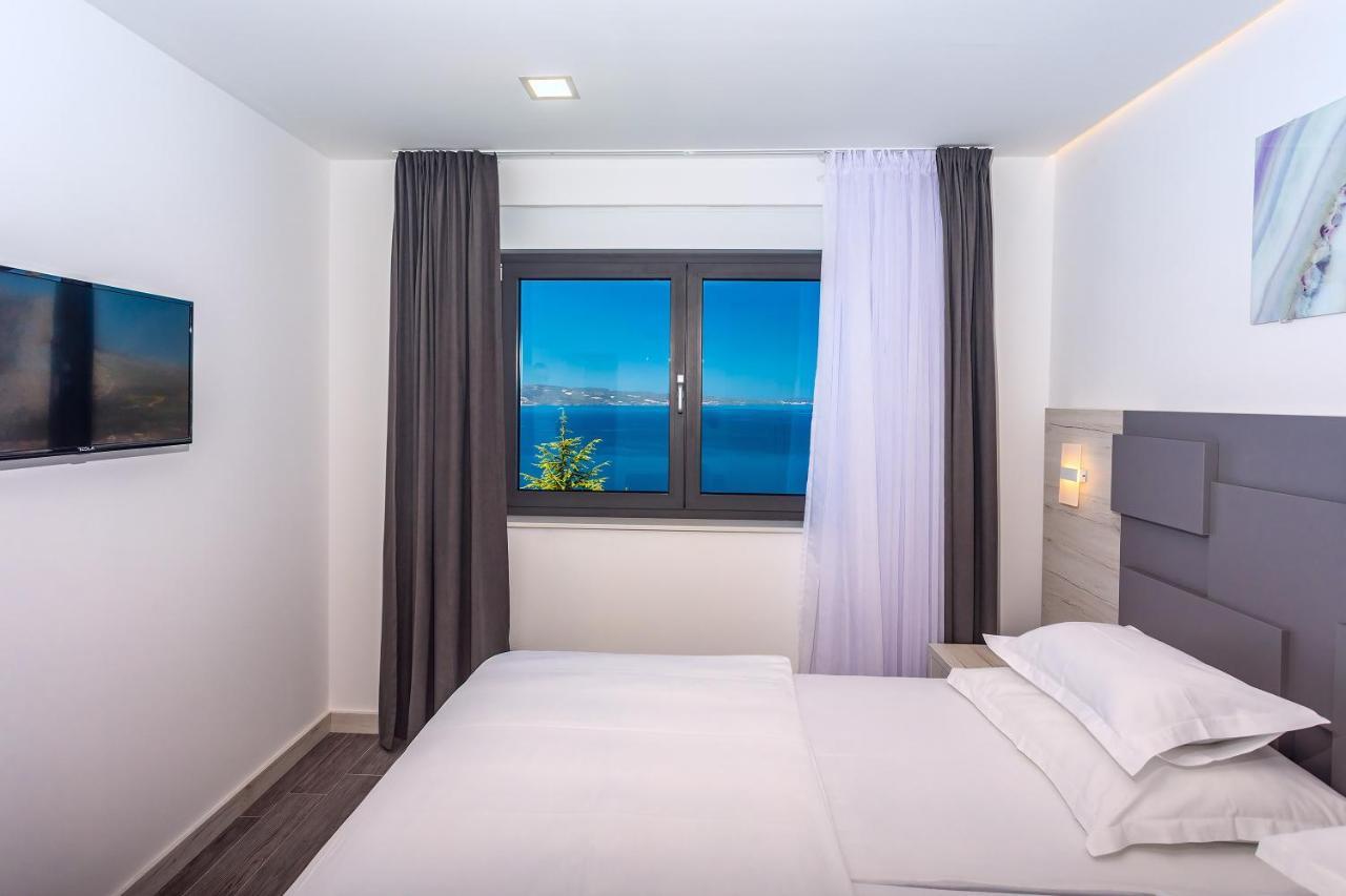 אומיס Villa Belvedere With Heated Pool, Billiards, Media Room, Sea Views,10 Pax מראה חיצוני תמונה