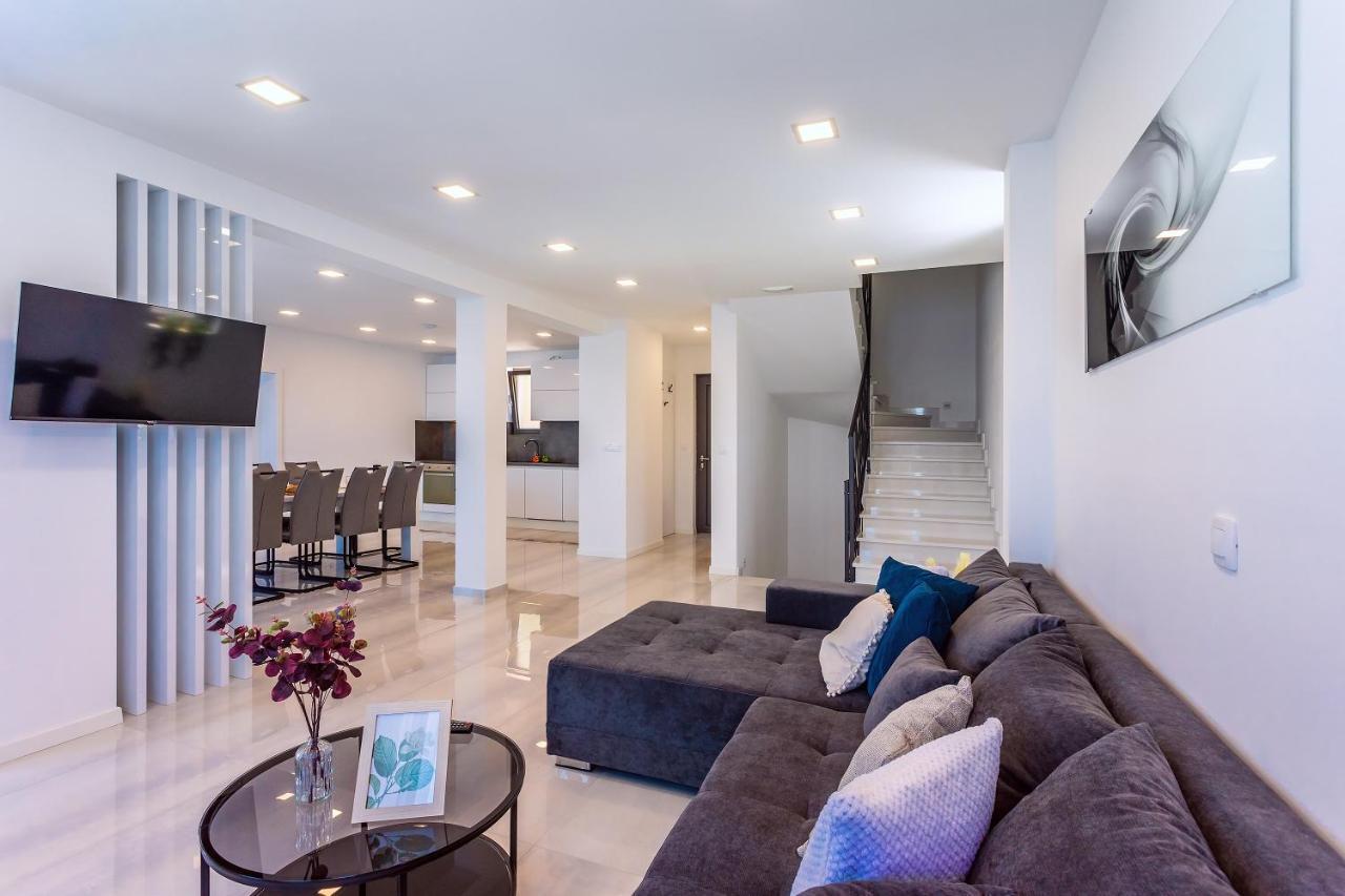 אומיס Villa Belvedere With Heated Pool, Billiards, Media Room, Sea Views,10 Pax מראה חיצוני תמונה