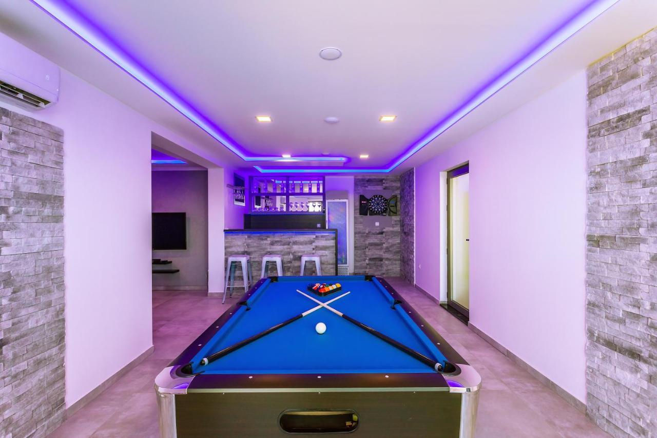אומיס Villa Belvedere With Heated Pool, Billiards, Media Room, Sea Views,10 Pax מראה חיצוני תמונה