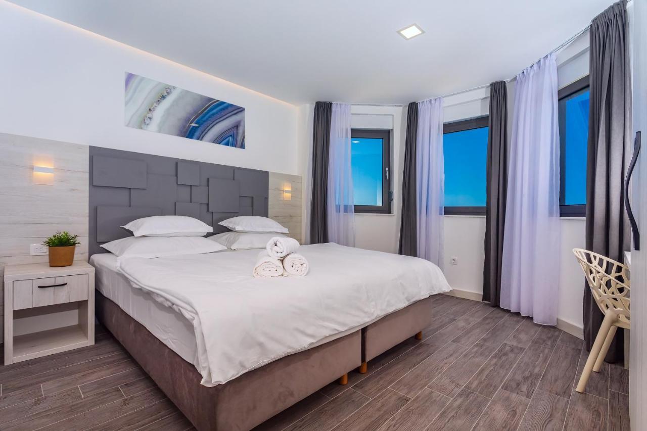 אומיס Villa Belvedere With Heated Pool, Billiards, Media Room, Sea Views,10 Pax מראה חיצוני תמונה