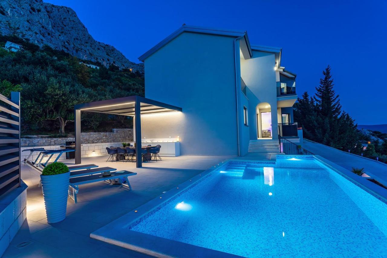 אומיס Villa Belvedere With Heated Pool, Billiards, Media Room, Sea Views,10 Pax מראה חיצוני תמונה