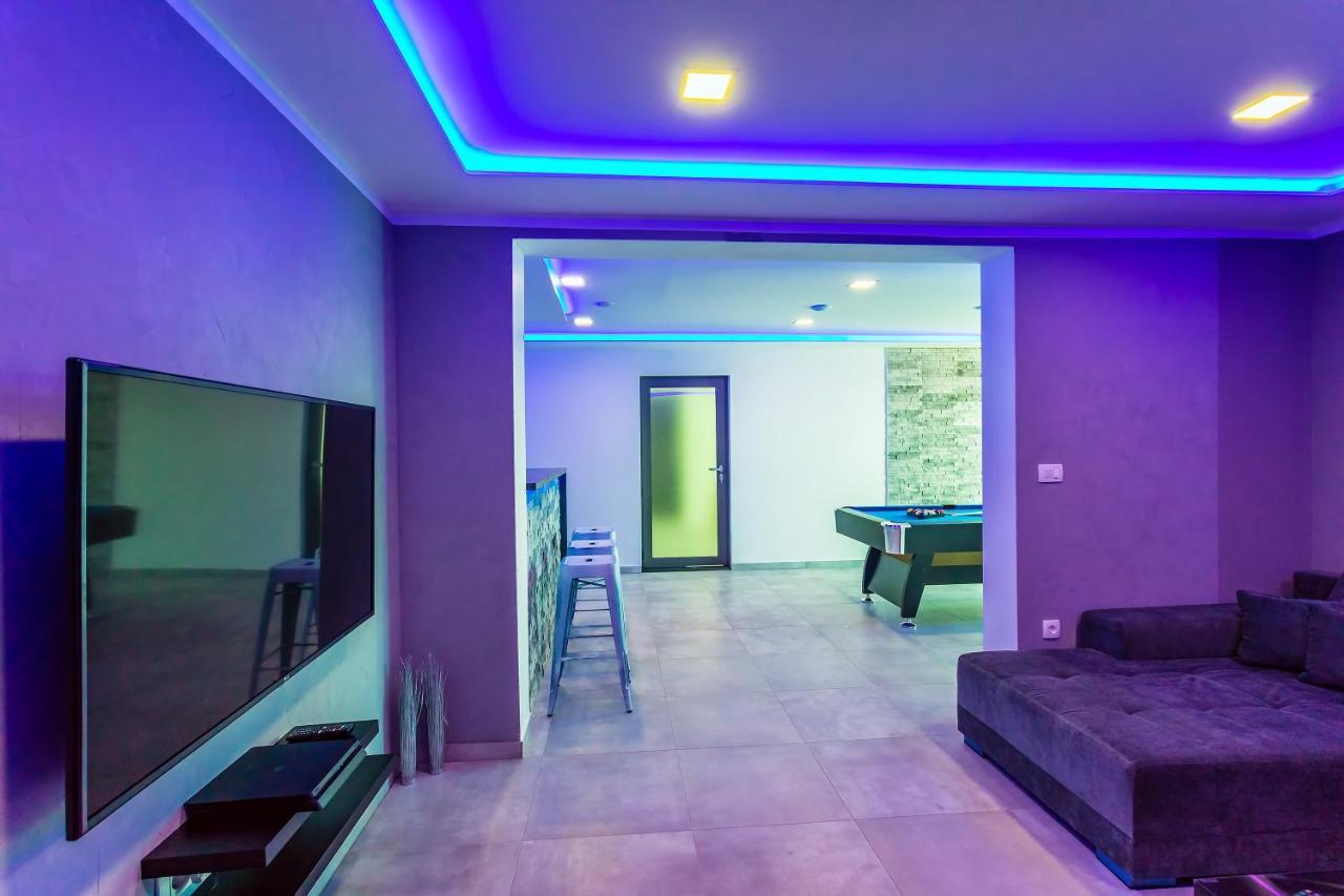 אומיס Villa Belvedere With Heated Pool, Billiards, Media Room, Sea Views,10 Pax מראה חיצוני תמונה