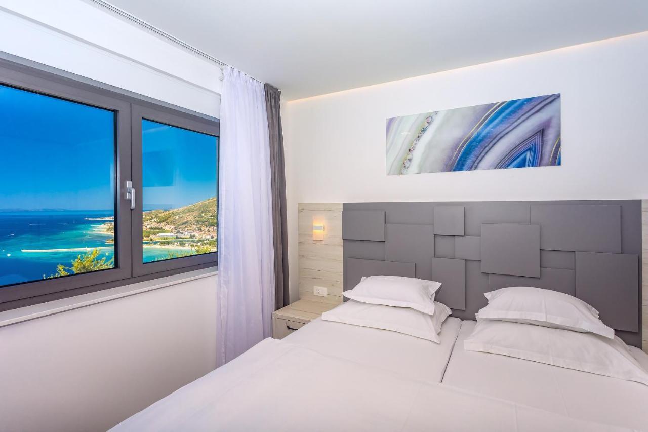 אומיס Villa Belvedere With Heated Pool, Billiards, Media Room, Sea Views,10 Pax מראה חיצוני תמונה