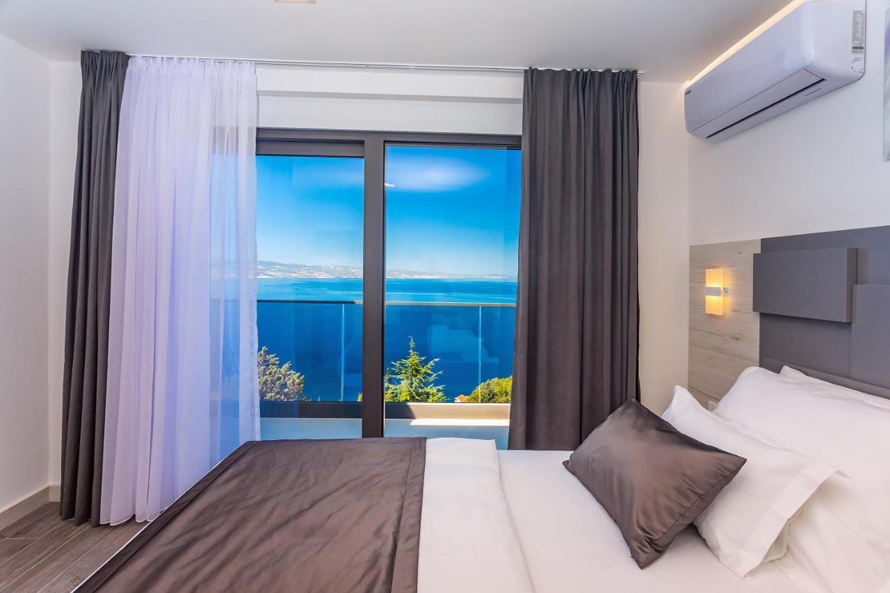 אומיס Villa Belvedere With Heated Pool, Billiards, Media Room, Sea Views,10 Pax מראה חיצוני תמונה