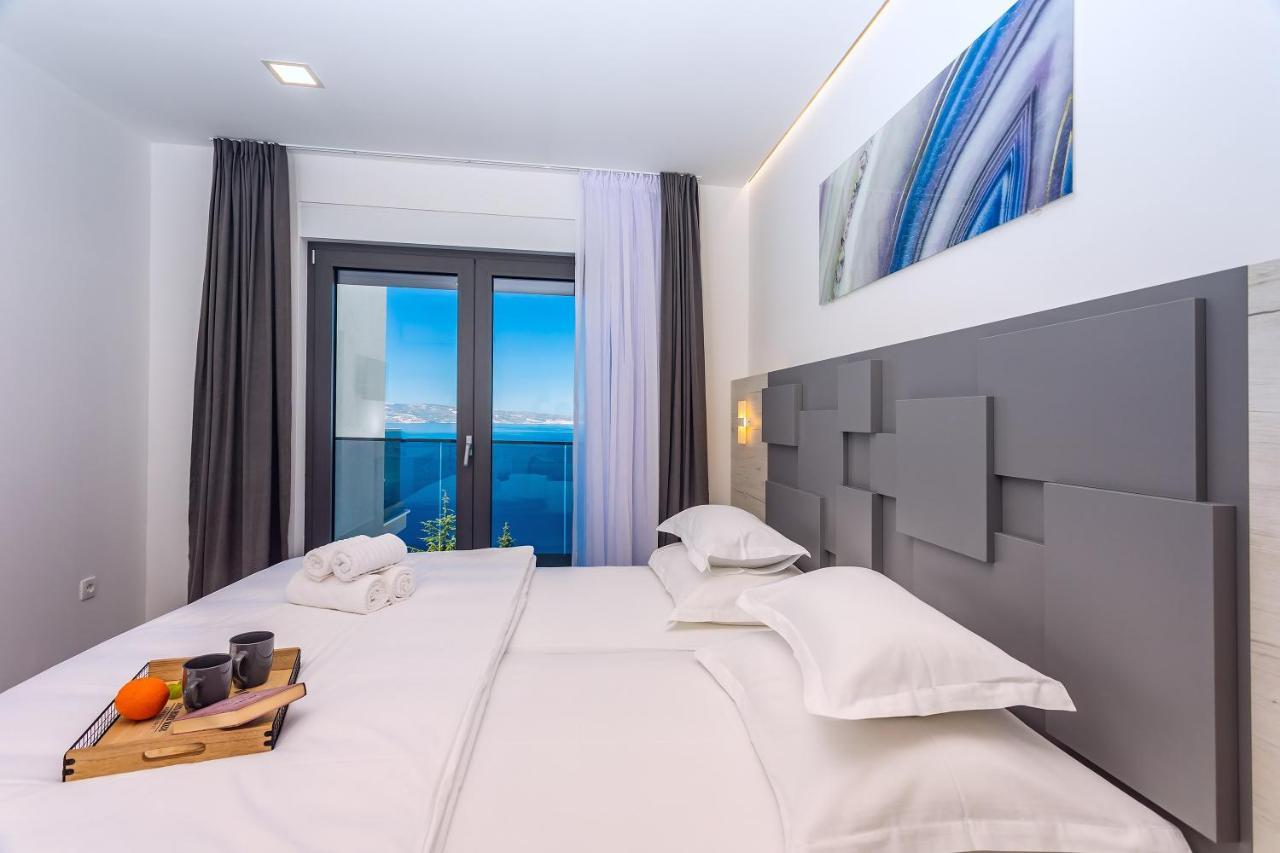 אומיס Villa Belvedere With Heated Pool, Billiards, Media Room, Sea Views,10 Pax מראה חיצוני תמונה