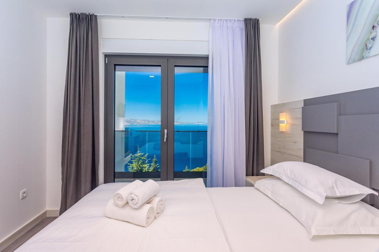 אומיס Villa Belvedere With Heated Pool, Billiards, Media Room, Sea Views,10 Pax מראה חיצוני תמונה