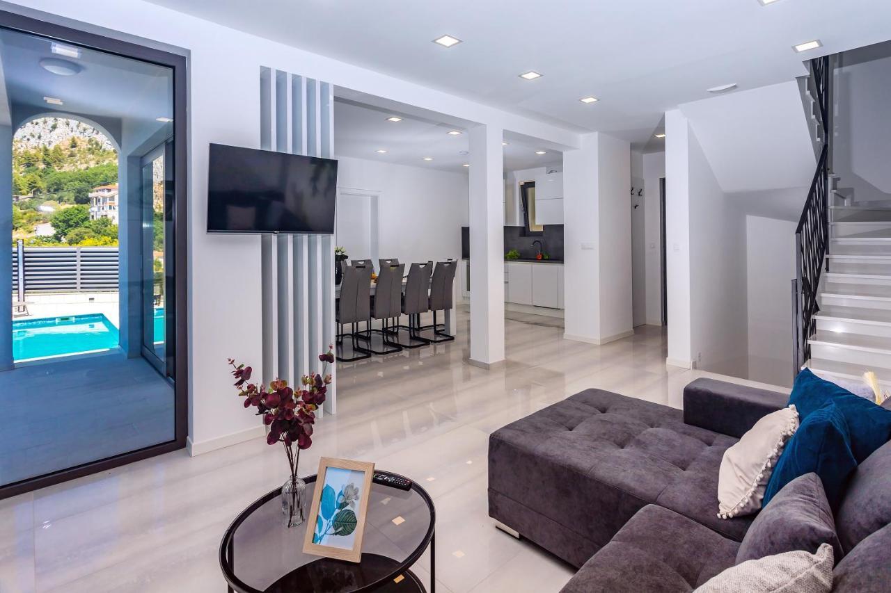 אומיס Villa Belvedere With Heated Pool, Billiards, Media Room, Sea Views,10 Pax מראה חיצוני תמונה