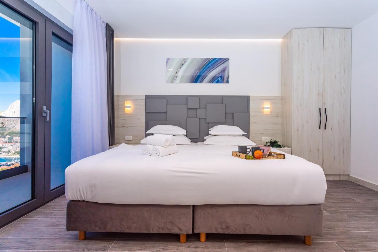 אומיס Villa Belvedere With Heated Pool, Billiards, Media Room, Sea Views,10 Pax מראה חיצוני תמונה