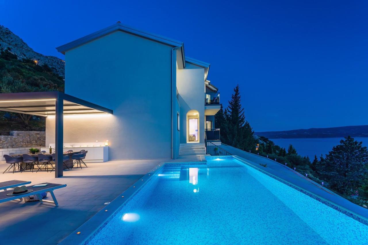אומיס Villa Belvedere With Heated Pool, Billiards, Media Room, Sea Views,10 Pax מראה חיצוני תמונה