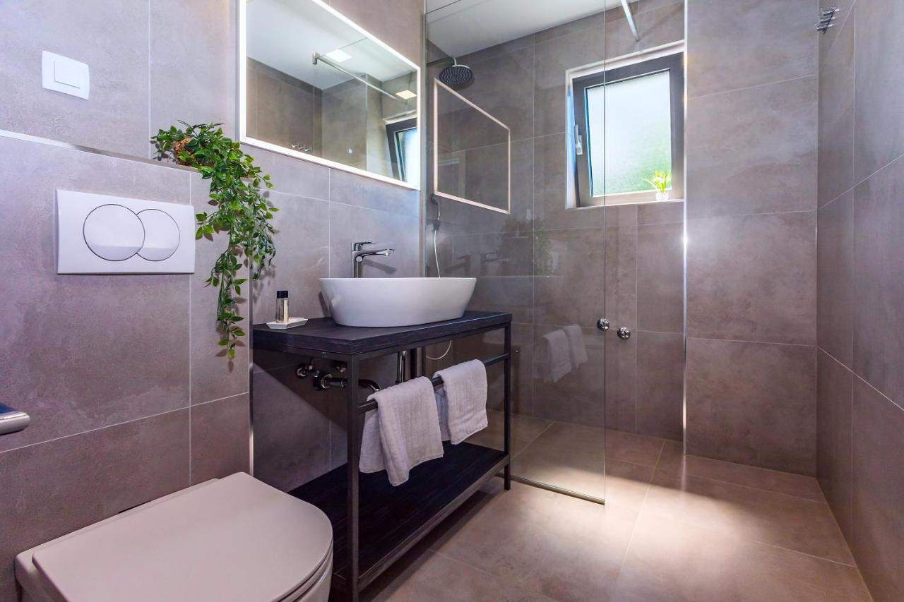 אומיס Villa Belvedere With Heated Pool, Billiards, Media Room, Sea Views,10 Pax מראה חיצוני תמונה