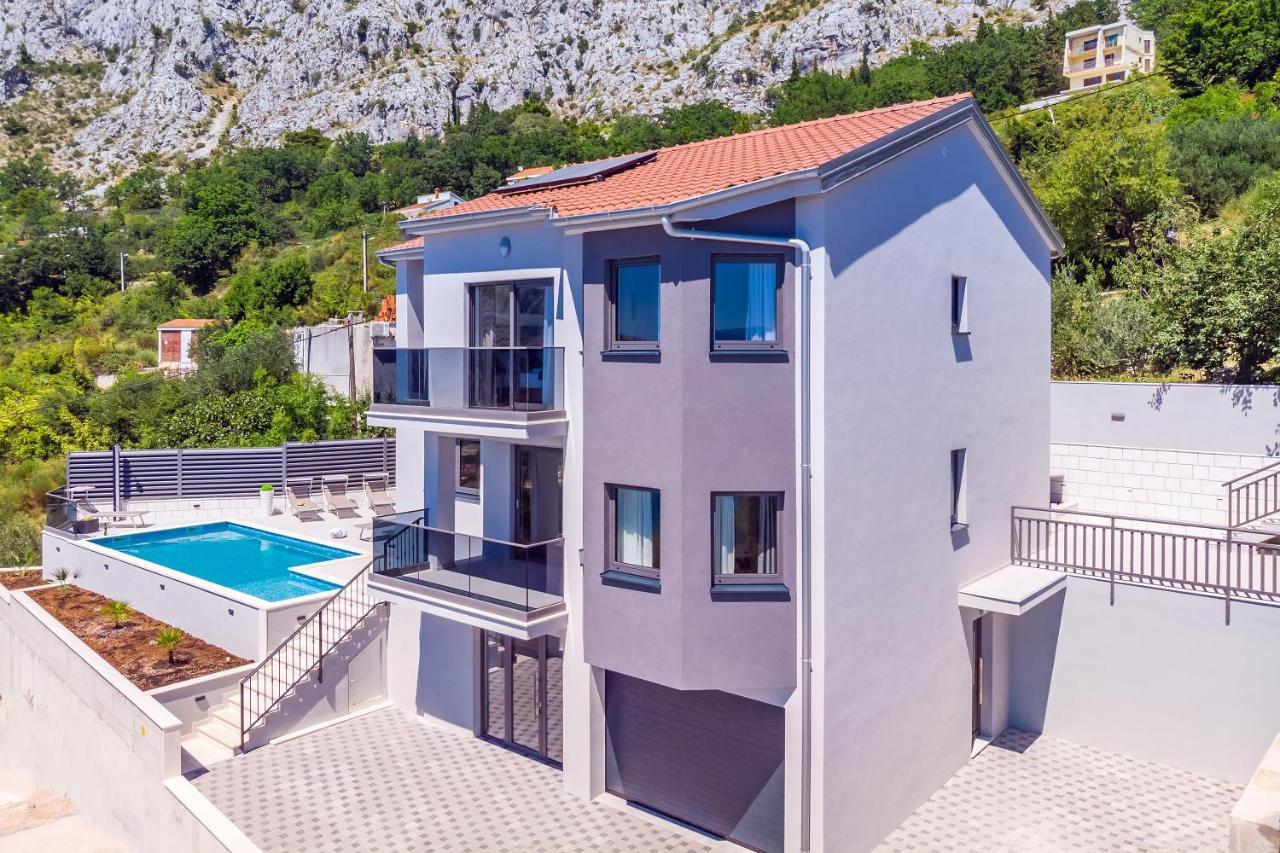 אומיס Villa Belvedere With Heated Pool, Billiards, Media Room, Sea Views,10 Pax מראה חיצוני תמונה