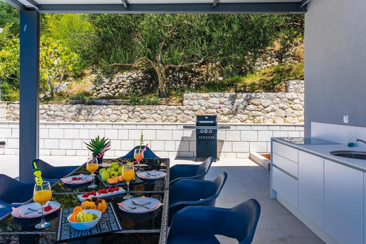 אומיס Villa Belvedere With Heated Pool, Billiards, Media Room, Sea Views,10 Pax מראה חיצוני תמונה
