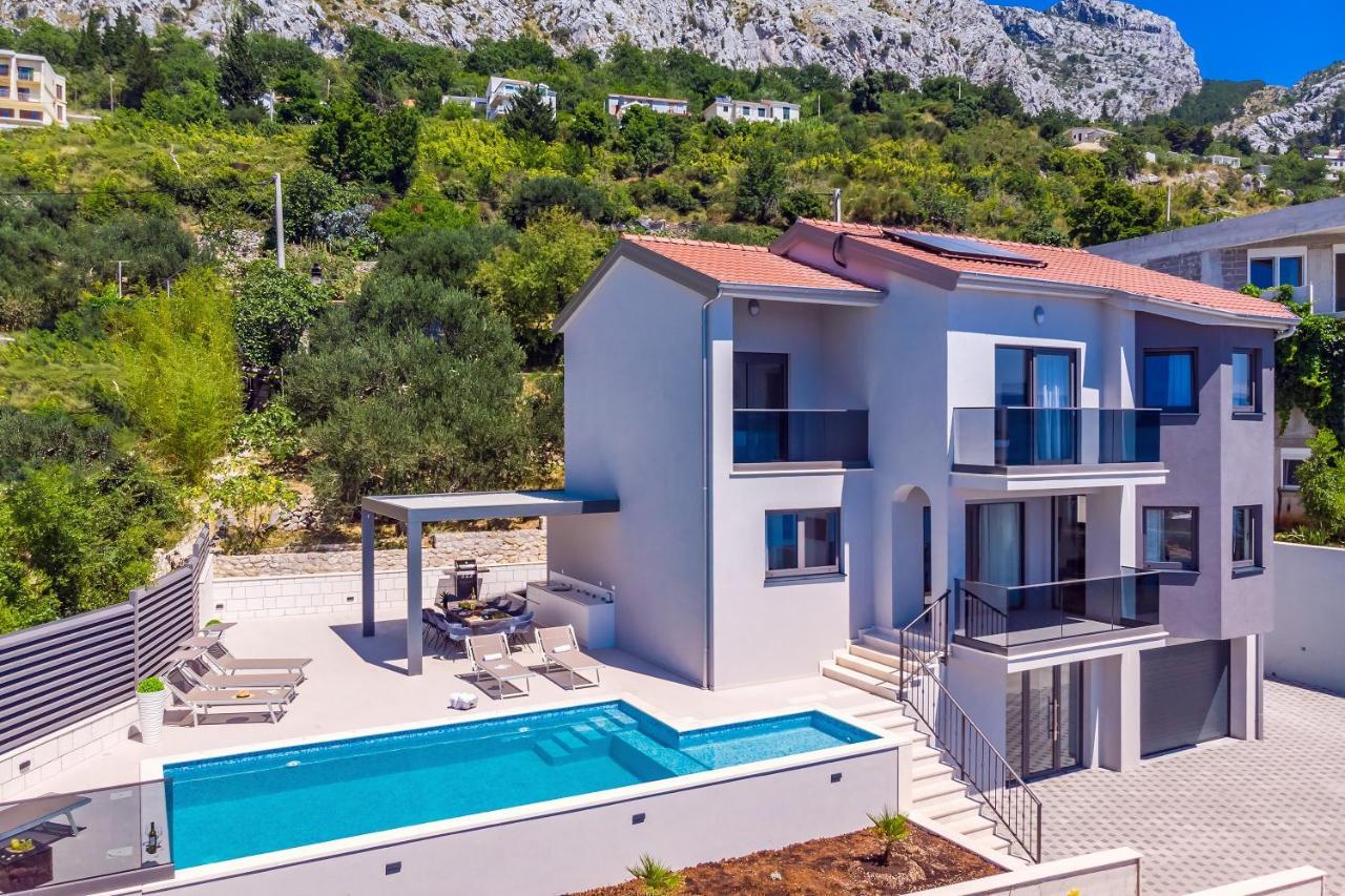אומיס Villa Belvedere With Heated Pool, Billiards, Media Room, Sea Views,10 Pax מראה חיצוני תמונה