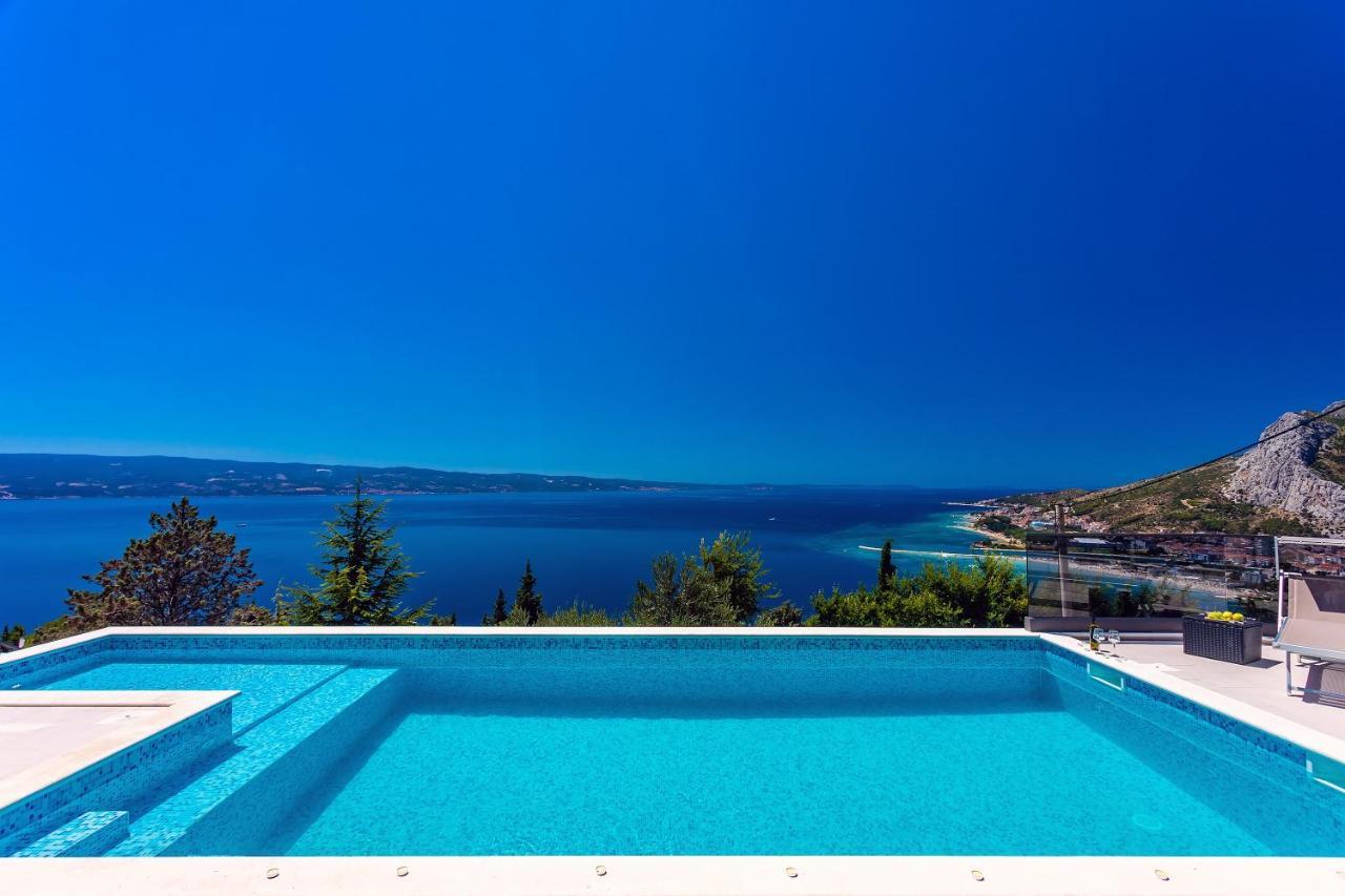 אומיס Villa Belvedere With Heated Pool, Billiards, Media Room, Sea Views,10 Pax מראה חיצוני תמונה