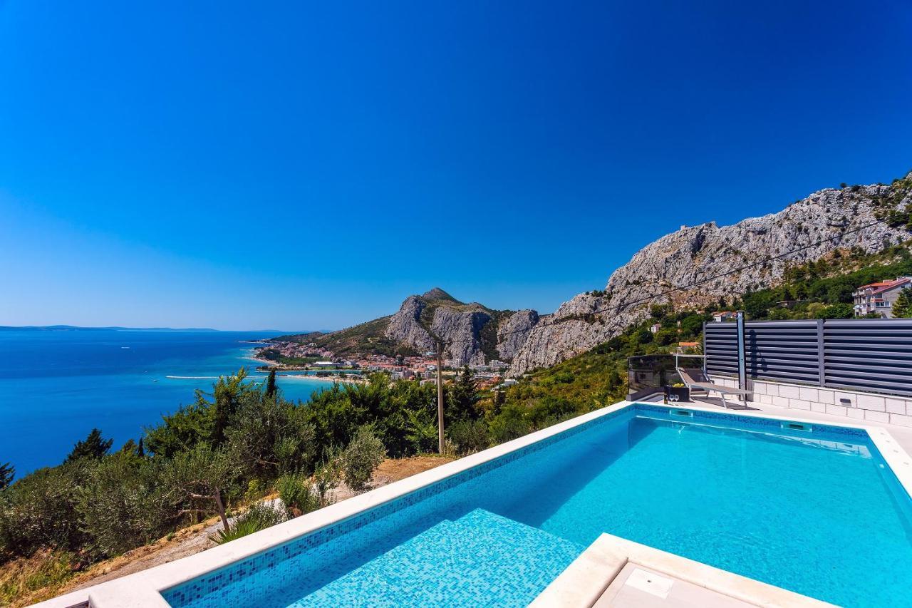 אומיס Villa Belvedere With Heated Pool, Billiards, Media Room, Sea Views,10 Pax מראה חיצוני תמונה