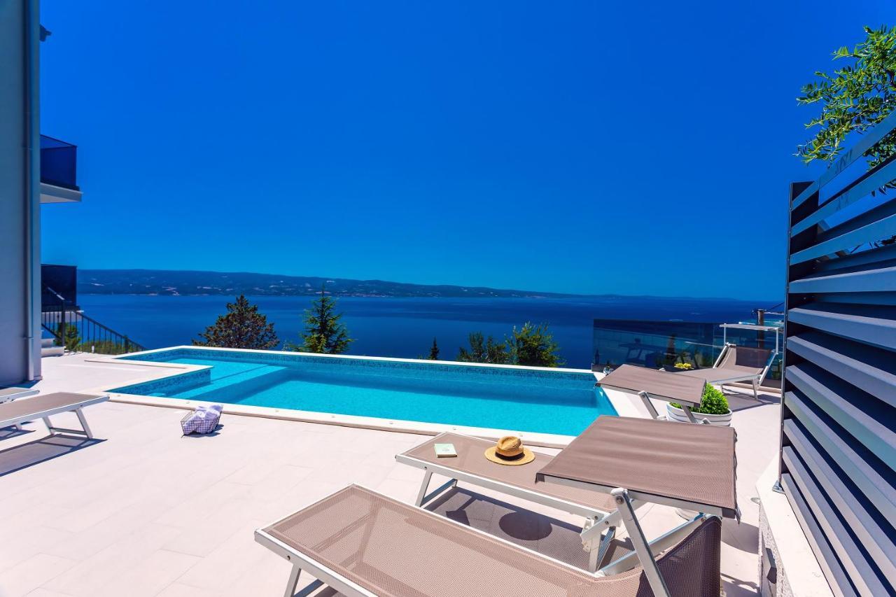 אומיס Villa Belvedere With Heated Pool, Billiards, Media Room, Sea Views,10 Pax מראה חיצוני תמונה